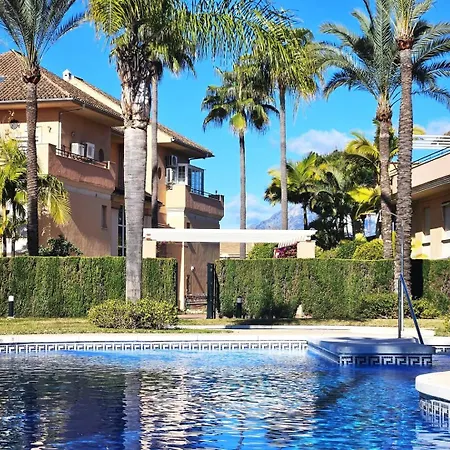 Luxury With Garden And Private Pool Pass The Keys Apartment